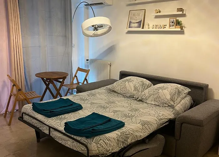 Cosy Avec Balcon, A 5 Min De La Et De Menton *